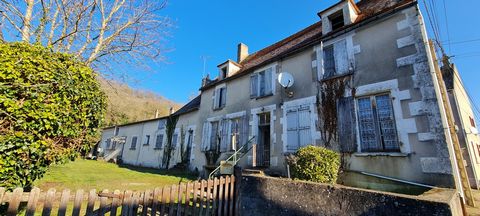 Ref. 2814 North Burgundy Near Clamecy, ideal for rental investment, real estate complex with renovation work to be planned including: First accommodation (118 m2 of living space) comprising: entrance, tiled floor, kitchen 21 m2, tiled floor, fireplac...