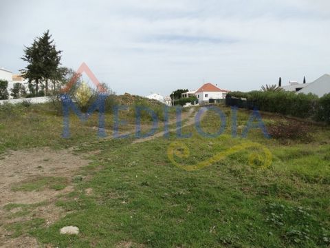 Urban land located in the Urbanization of Quinta do Sobral in Castro Marim. For the construction of a house with an implantation area of approximately 178.50 m2 and a total permitted construction area of approximately 464.75 m2. Located in a very qui...