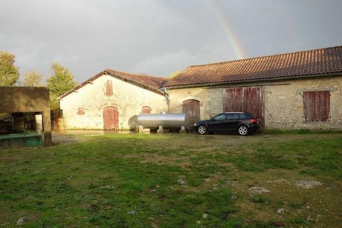 3-room house 122 m2. Quiet in a hamlet 7 minutes from the amenities of Blaye, 2 stone houses to renovate completely with 2 adjoining cellars (314m2) on a building plot of 2470m2. Trvaux to be expected. Contact ... Features: - Garden