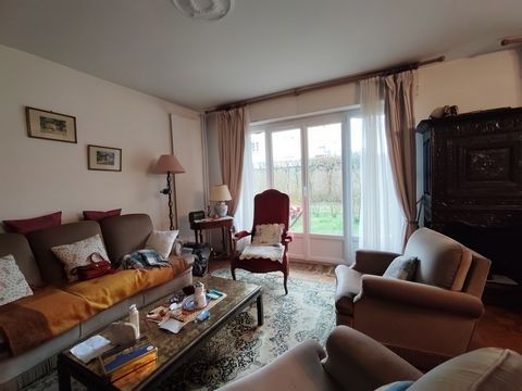 FONTAINEBLEAU, close to the center, apartment sold rented located on the ground floor of a secure residence, benefiting from the private enjoyment of two gardens. It consists of a spacious entrance hall with dressing room, a large fitted kitchen, a d...