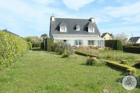 ARMOR CONSEIL IMMOBILIER: Patricia DIBONNET offers you this beautiful real estate complex, close to the beach, comprising a residential house with five bedrooms and a garage, on a plot of approximately 850 m2. Ideal family property! You can consult t...