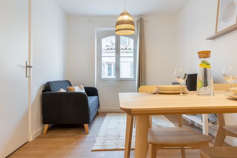It is in the heart of the dynamic district of Noailles and its many shops that this warm cocoon is located. On the 4th floor of a building in Marseille, this property is composed of a bright living room/kitchen opening onto the street. Located in the...