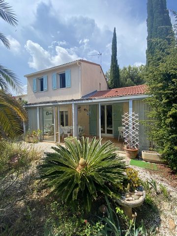 The AMV agencies present for sale a T5 villa of 105m2 built in 1980 on a plot of 380m2 with trees. Located a five-minute walk from the town centre of La Londe and in a quiet area, the house is semi-detached on one side by the garage. It is composed a...