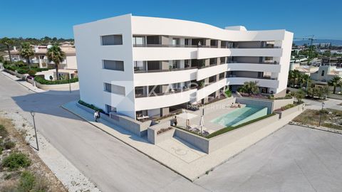 These high quality brand new apartments, currently under construction, offer a fabulous location within walking distance to Porto de Mós beach and its amazing restaurants. With excellent views of the sea and the Monchique mountains, this complex cons...