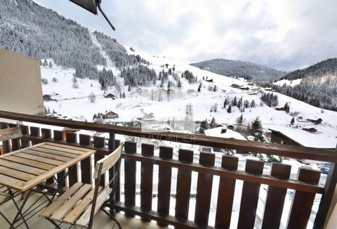 Discover this furnished studio of 26m2 on the 2nd floor of a condominium. The property is located in a quiet residence. South-West exposure. Beautiful brightness. Apartment at the foot of the slopes, located on the combe des juments, offering you an ...