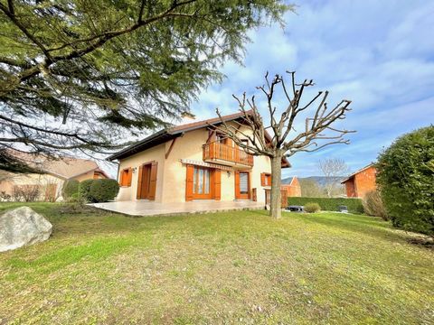 In Eloise 01200, 25 minutes from the customs of Meyrin or Bardonnex, beautiful detached villa of traditional Giraud construction of 147m2, located on a plot of 1000m2 in a very beautiful environment, offering a beautiful view of the mountains. Ground...