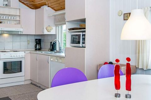 Ferienhaus bei Diernæs mit 86 m2 großer Wohnfläche. Zur Verfügung stehen u.a. drei Schlafzimmern mit insgesamt vier Schlafplätzen sowie einer doppelten Schlafcouch im offenen Küchen-/Wohnbereich, der den Mittelpunkt für das Familienleben bildet. Im A...