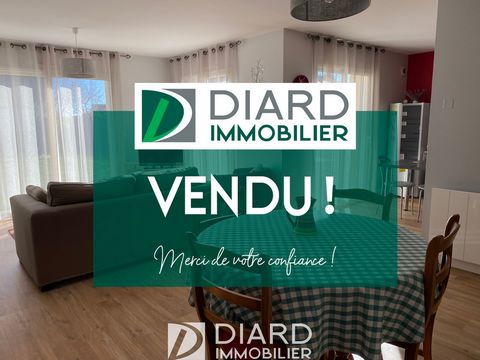 SOLD by DIARD IMMOBILIER, South of Vitré, in a quiet street, come and discover this very well maintained house offering on one level: an entrance with cupboard, a living room, an open fitted and equipped kitchen, a beautiful bedroom, a shower room an...
