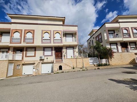 Century 21 Tanger vous propose une belle villa à Achakar sur la route des Grottes d’Hercules de 275m2 pour la vente dans une résidence fermée et sécurisée, bâtie sur un terrain de 250m2, elle se compose de 3 niveaux : un rdc de 90m2 qui contient 2 sa...