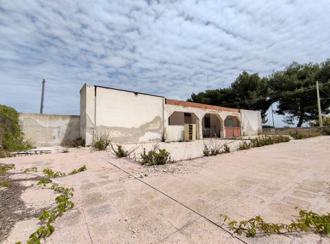 Syracuse, Riserva Del Plemmirio: We offer for sale in the oasis of Plemmirio an exceptional 70s villa entirely to be restored with excellent potential. The property of about 120 square meters developed on one level consists of 3 rooms plus service wi...