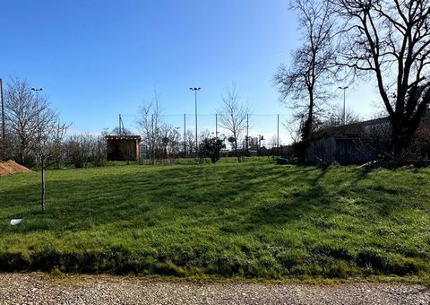 Located in the charming town of Joué-l'Abbé (72380), this 825 m² plot of land offers a peaceful and residential environment, ideal for the construction of a new residence. Enjoying a green and calm setting, this land benefits from appreciable proximi...
