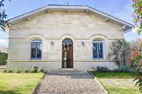 VILLENAVE d'ORNON - Located on a plot of approximately 1300m², this Arcachon style stone house of approximately 240m² benefits from a pleasant and sunny garden. The main house of 220m² is organized on 2 levels. An attached garage of approximately 20m...