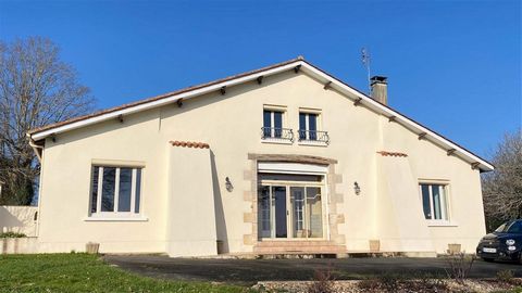 On the edge of a hamlet, not far from Chalais, Aubeterre-sur-Dronne (classified among the most beautiful villages in France), and Saint-Aulaye en Périgord, this comfortable and bright 3-bedroom house in grounds of 1430m². Two bedrooms are on the grou...