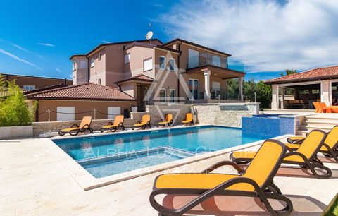 Pula : Stunning estate with rich amenities Just 7 km from the vibrant heart of Pula, nestled among olive groves and greenery, lies this exceptional estate, offering a tranquil oasis of natural beauty. It presents the perfect blend of privacy and easy...