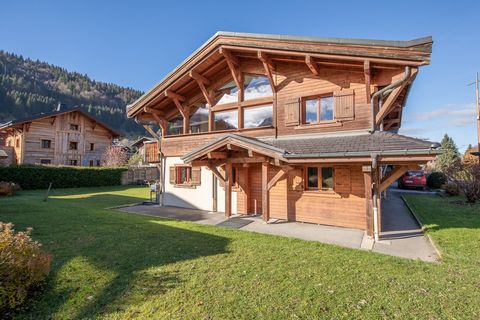 A few minutes walk from the Super Morzine lift and the centre of town, giving excellent access to the skiing in winter and biking in summer. A duplex apartment with its own separate entrance, bright south facing living room with balcony, 3 double bed...