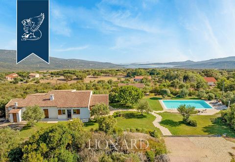 For sale, a residence surrounded by a natural park of more than two hectares is put up, near the most beautiful beaches of Costa Smeralda. Submitted in the landscape of extraordinary beauty, the residence is an estate in an internal area of ​​200 sq....