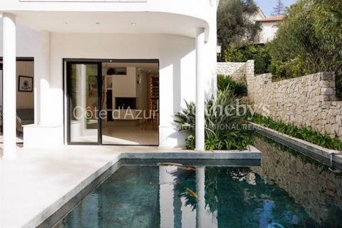 Splendid Art Deco style villa, located in the secure environment of Cimiez. With its three levels of pure refinement, it offers a bright living room, a design kitchen opening onto an original pool, and a lush garden with a pizza oven. Five bedrooms, ...