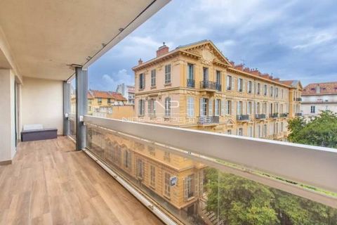 NICE CENTER / GOLDEN SQUARE : In a very sought-after luxury building with caretaker, on the fourth floor, superb 2-bedroom apartment of 96 m² completely renovated with luxurious materials, air-conditioned, with plenty of storage space and a terrace w...