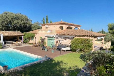 Charming medieval village, 15 minutes from Uzes, 170 m2 house open to the outside. Entrance hall with cloakroom, living room with triple exposure (south, east, west), open kitchen, pantry, 3 bedrooms and a bathroom, upstairs a suite with dressing roo...