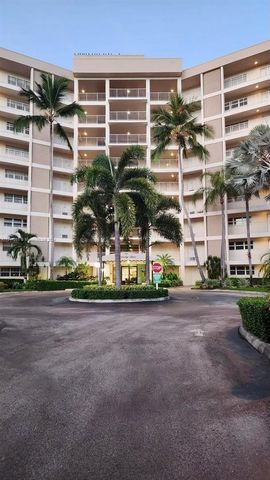 Exquisite remodeled 2-bedroom, 2-bathroom unit with great views and location in the Palm Aire Community near the beach, shops and restaurants. The kitchen boasts elegant quartz countertops and convenient lightning. Bathrooms are updated with a contem...
