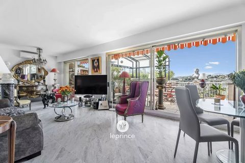 Cimiez - Cap de Croix This rooftop villa flat is located in an area renowned for its relaxed lifestyle and peacefulness, yet close to all amenities. It is located on the top floor of a luxury building that will delight lovers of outdoor space. This 8...