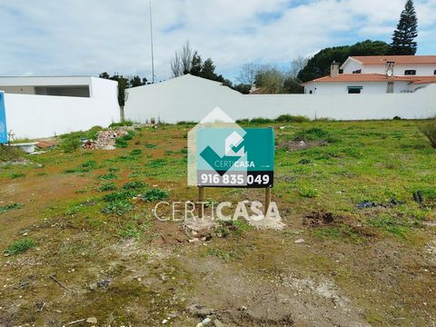 Plot for construction in Almeirim - Zona Alorna - Allotment of Adema do Meio Plot area - 600m2 The images made available are from a previously approved project for the lot, however, the license term has expired and as such images are non-binding. Zon...