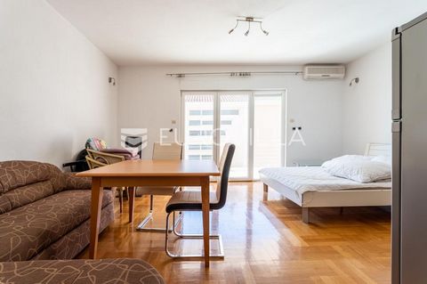 Seget Donji, studio apartment on the ground floor of a closed area of 34.21 m2 with access to a spacious terrace of 14 m2. The apartment is located on the ground floor of a smaller residential building with 8 apartments. It consists of a hallway, bat...