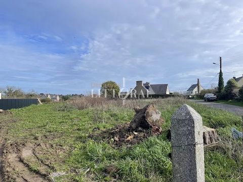Located less than a kilometer from the beach and water activities, 4 km from all shops, in a quiet area, flat land not in a subdivision, bounded and serviced, measuring 1334 m2. Partial sea view. Sandrine KERANGOFF-AGENT COMMERCIAL Inscrite au RSAC d...