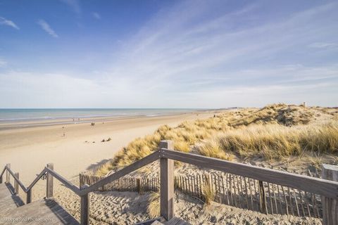 Appartement de 2 chambres sur la digue. Wi-Fi disponible et télévision numérique Niché dans la paisible ville côtière de Nieuport, cet appartement exquis offre le mélange parfait de confort, de commodité et de vues à couper le souffle. Situé à deux p...