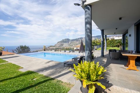 Ta wspaniała willa położona w Funchal oferuje wspaniałe widoki na morze. Do dyspozycji Gości są 3 przestronne apartamenty, nowoczesna i w pełni wyposażona kuchnia, wygodna pralnia, prywatna siłownia do dbania o kondycję, stylowe biuro do pracy w domu...