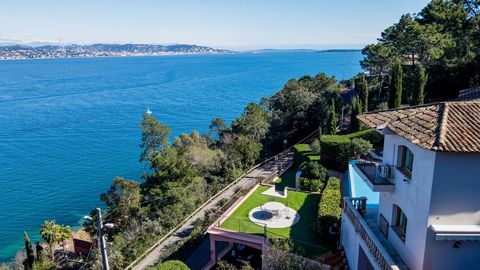 Provencal villa built on 3 levels enjoying a panoramic sea view over the entire bay of Theoule and Cannes, within walking distance of the sandy beaches and the restaurants in Theoule village, 15 minutes drive to Cannes Croisette. The villa includes a...