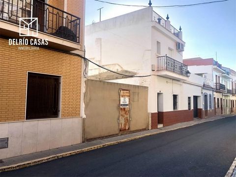 We present this magnificent plot located on Federico García Lorca street, unbeatable location, very close to the Town Hall.~ The plot has 111 m2, where it would be possible to build a wonderful detached house or a residential building. Given its attr...