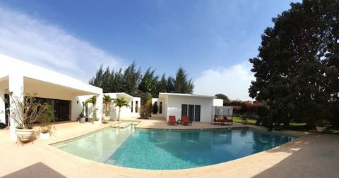 Located in a residential area between Saly Center and Nguerigne, this spacious architect-designed villa with a living area of 350m2 includes a total of 4 bedrooms a master suite with bathroom and dressing room, a 2nd bedroom with bathroom and dressin...