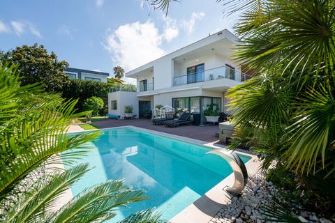 Located in Funchal. Luxurious Residence for Discerning Buyers! Experience the epitome of grand living on the beautiful island of Funchal with this exceptional property now available for sale. Nestled in one of Funchal's most prestigious neighborhoods...