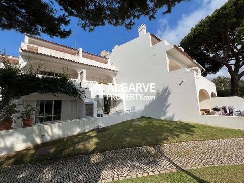 Located in Vale do Lobo. In the luxury resort of Vale do Lobo, we have an excellent refurbished 1+1 bed apartment with 73 sq.m. of built area, located in the centre, within walking distance of the tennis club, the beach and the golf courses. The apar...