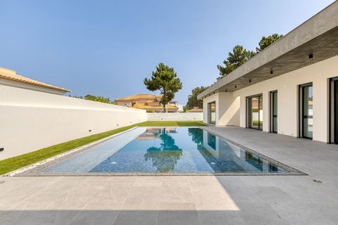 Located in Seixal. We present a 5 bedroom villa located in Verdizela, an authentic masterpiece that brings together quality finishes and combines them with the elegance of its architecture. The large windows allow natural light to enter all rooms, cr...