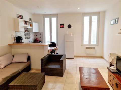Exclusivity and rare Draguignan center in small building ideal for investors sell lot of 4 apartments 1 and 2nd floor 2 large studios and 2 F2 out of the 4 apartments 3 are to be completely renovated, major work to be planned. Only one apartment, a s...