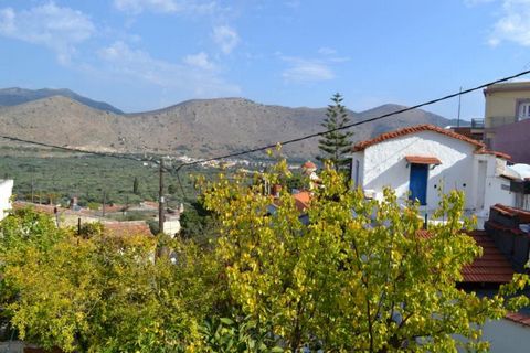 Ce coin de deux étages maison en pierre à rénover, est situé dans le joli village de Houmeriako, près des villes de Neapoli (3km) et Agios Nikolaos (9km), Crète. La maison est d'environ 90m2 sur un terrain d'environ 100m2. Se compose de 3 chambres au...