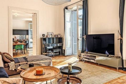The charm of yesteryear, clear views and the comfort of quality renovation are offered by this superb apartment in a Haussmann building at the heart of Grand Bayonne. High ceilings, fireplaces, herringbone parquet floors, superb balconies. A garage a...