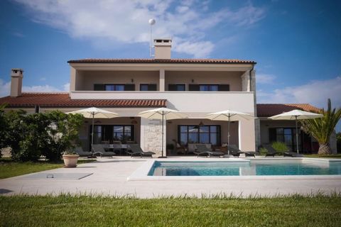 Belle villa construite en 2016 avec un grand jardin de 1980 m². dans la région de Svetvincenat ! La superficie totale de cette grande villa est de 400 m². La villa bénéficie d'une grande piscine de 60 m², d'un jardin décoré, du chauffage au sol, de l...