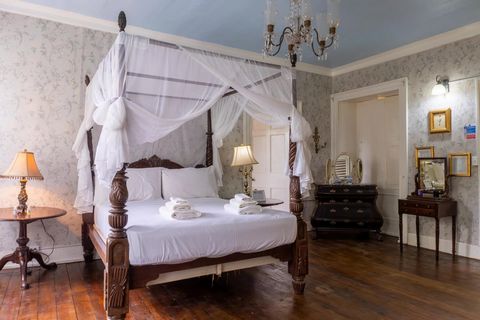 Located in Saint John's. The Royal Suite perfectly combines history and elegance, the perfect escape for couples. With large wardrobes and many original antique furnishings, the suite encapsulates all that is quality including a large chandelier. The...