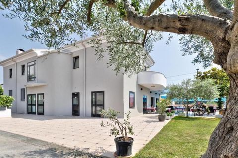 We are glad to present to you this beautiful proeprty only 500 m from the sea in Basanija, Umag as a rarity on the market. The house consists of a restaurant on the ground floor and 5 apartments spread over floors. Total area is 617 sq.m. Land plot i...
