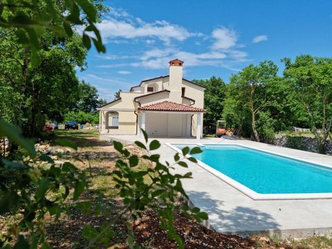 Dans une petite ville, au coeur même de l'Istrie, entourée d'une nature magnifique, cette confortable villa rustique de style vintage est située sur un terrain de 2730m2. La superficie de cette charmante villa est de 280m2 de surface utile nette. Au ...