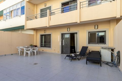 Located in Loulé. 1 bedroom apartment located in downtown Quarteira, just a few minutes walk from the Quarteira market and ten minutes drive from Vilamoura Marina. Located on the ground floor, this one bedroom apartment consists of a renovated living...