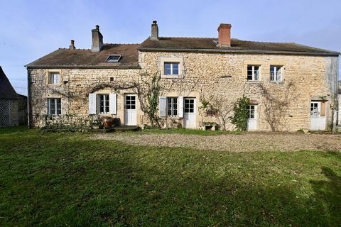 5 minutes from the shops and a TER Bourgogne train station, this beautiful farmhouse awaits you more than that. In a small quiet village, this property, which was once an old oil mill, is built on two vaulted cellars and comprises on the ground floor...