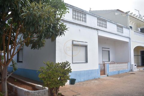 Maison T3 avec 124 mt2 à Vale Judeu, Loulé, São Sebastião. Cette villa est située dans un quartier calme et sûr, avec un bon accès et des services à proximité, tels que plage, golf, supermarchés, écoles et hôpitaux. La villa se compose de trois chamb...