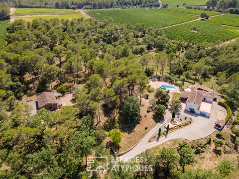 Located in the commune of Taradeau, this former sheepfold from the 1800s of 240 m2 is built on a mostly flat and wooded plot of 6 hectares. This property in the heart of the Var nature benefits from an exceptional environment in absolute calm. The ma...