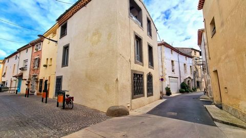 Pleasant dynamic and sought after village with all shops, at only 5 minutes from the beach, 5 minutes from Villeneuve les Beziers and 10 minutes from an airport ! Gorgeous village house (3 faces) entirely renovated with taste, high end quality and ma...