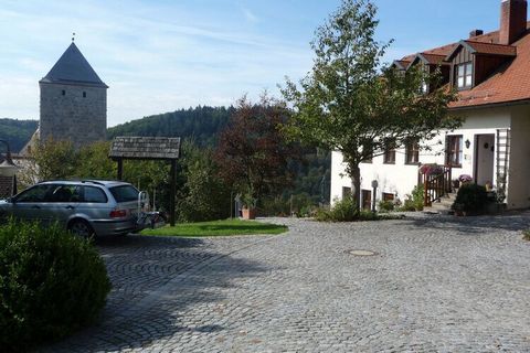 Holiday apartment near the forest next to the former knight's castle Schloßprunn, from here you have a wonderful panoramic view of the valley. The holiday apartment has a double room with shower and toilet, a cozy kitchen/living room, satellite TV, r...