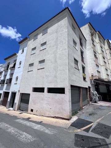 Building under construction in the centre of Coín consisting of four floors, the ground floor for garages and storage rooms (three parking spaces and four storage rooms). The total built area is 457m2 occupying the total plot of land. The first, seco...